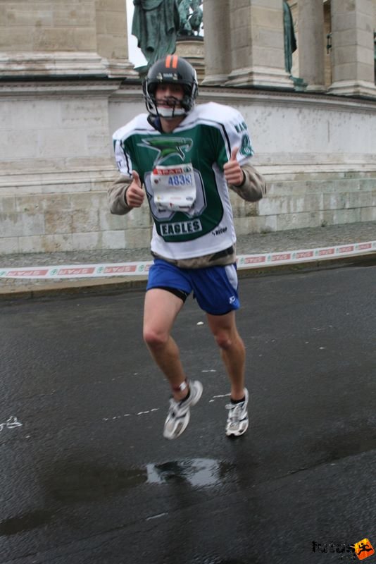 Budapest Marathon Heroes' Square, Eagles marathon runner