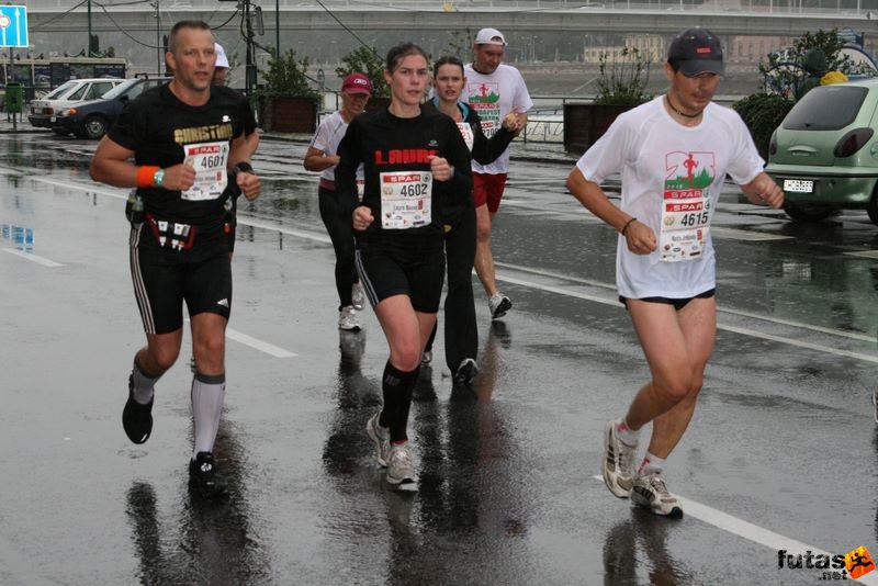 Budapest Maraton futás esőben, Hilleke Christian, Bossu Laure