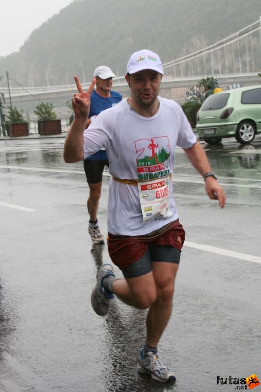 Budapest Maraton futás esőben, Cs Miki