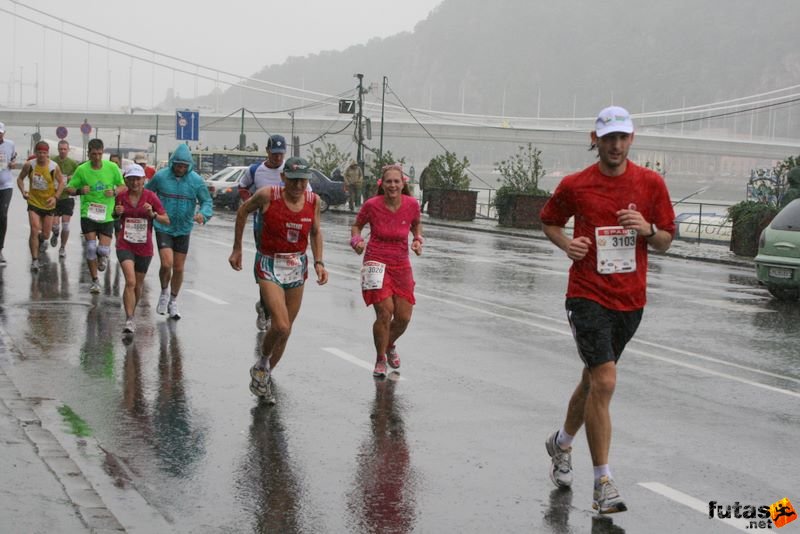 Budapest Maraton futás esőben, Zsiga János Sprint Futóklub Tata, Őrsi Anna, Bratinka Zsolt
