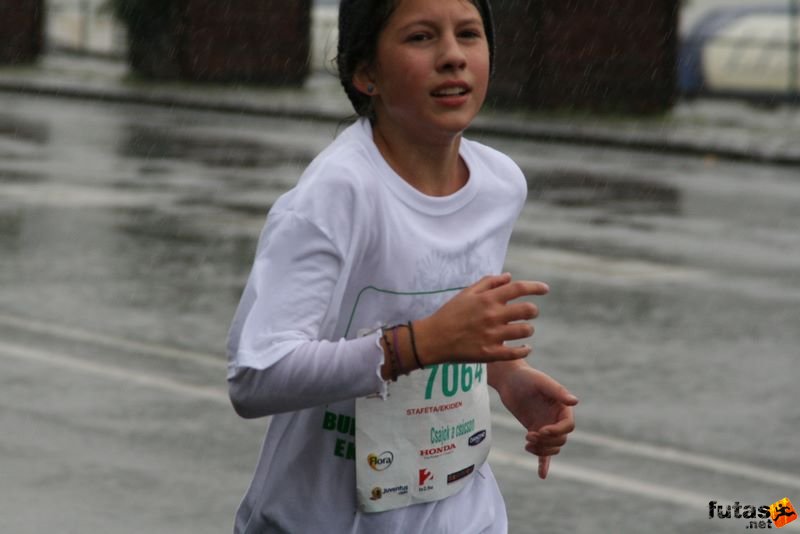 Budapest Maraton futás esőben, Staféta Ekiden futó