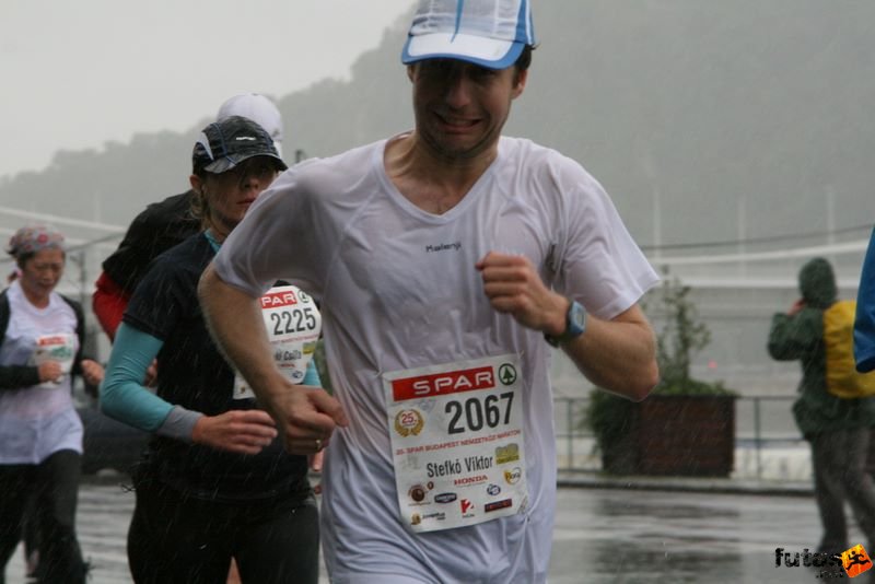 Budapest Maraton futás esőben, Viktor