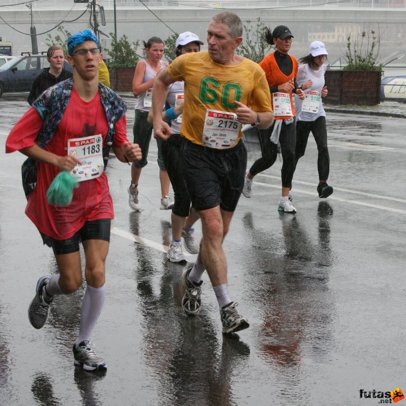 Budapest Maraton futás esőben, a takarítónő maratont fut