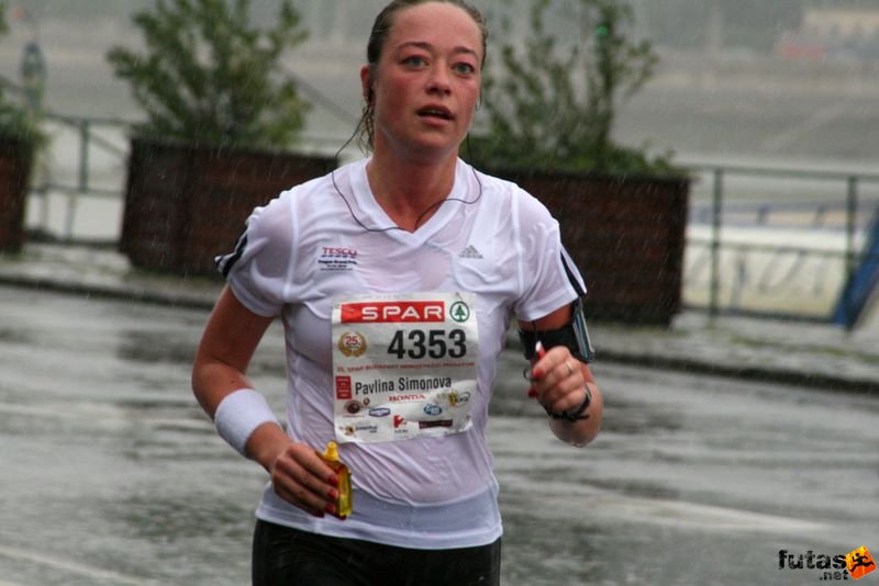 Budapest Maraton futás esőben, Simonova Pavlina, CZE Pardubice