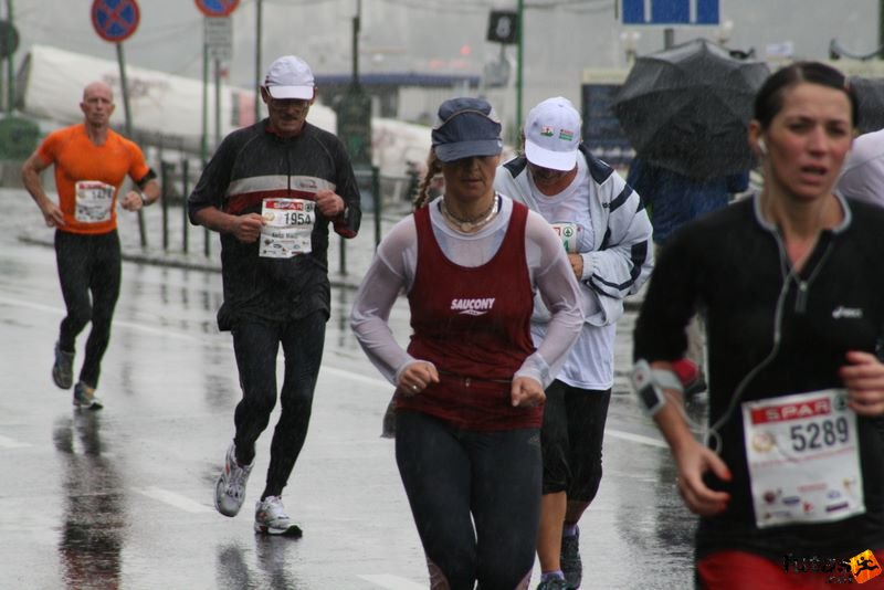 Budapest Maraton futás esőben, Anita