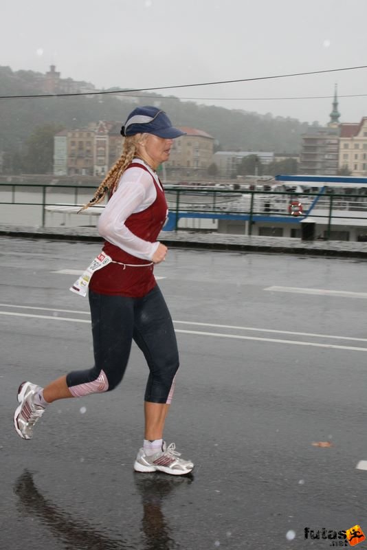 Budapest Maraton futás esőben, Anita maratont fut
