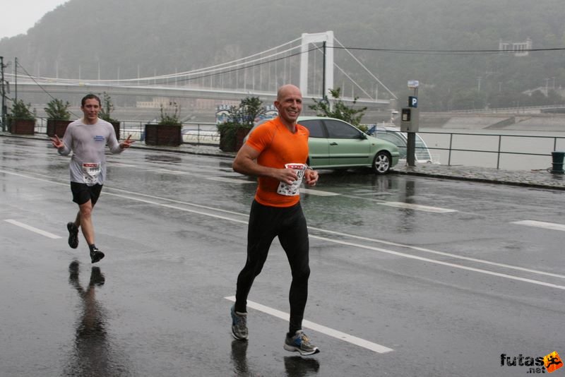 Budapest Maraton futás esőben, Tóth Attila