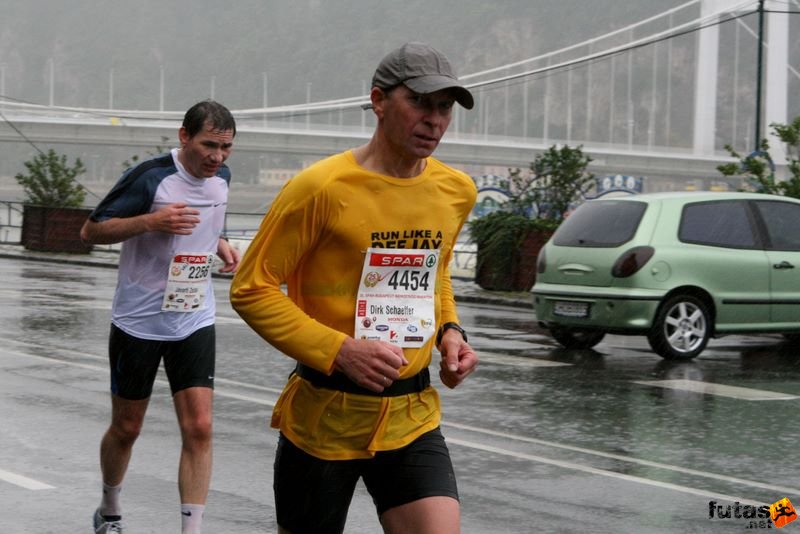 Budapest Maraton futás esőben, Schaeffer Dirk