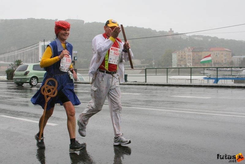 Budapest Maraton futás esőben, Czele Jánosné, Czele János jelmezes futók a Budapest Maratonon