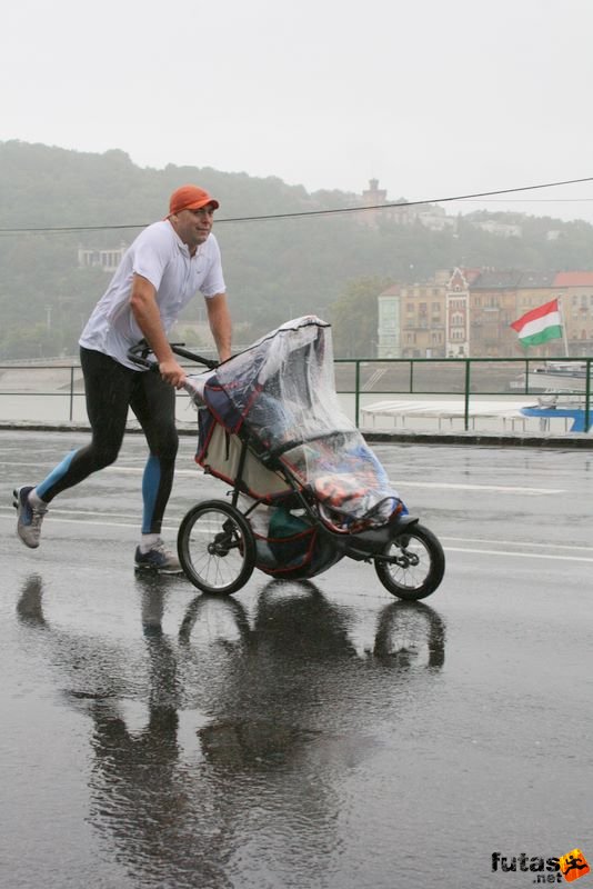 Budapest Maraton futás esőben, babakocsi futó