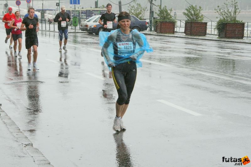Budapest Maraton futás esőben, Mihalekné Bartók Mária, Pusztaszabolcsi Szabadidő SE, Pusztaszabolcs