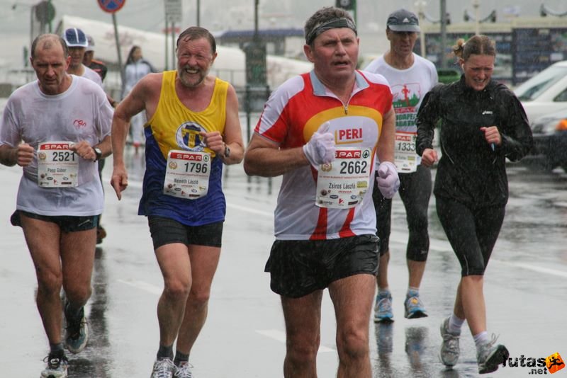 Budapest Maraton futás esőben, Papp Gábor, Németh László, Zsíros László maratoni futók