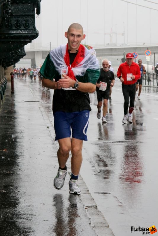 Budapest Maraton futás esőben, János