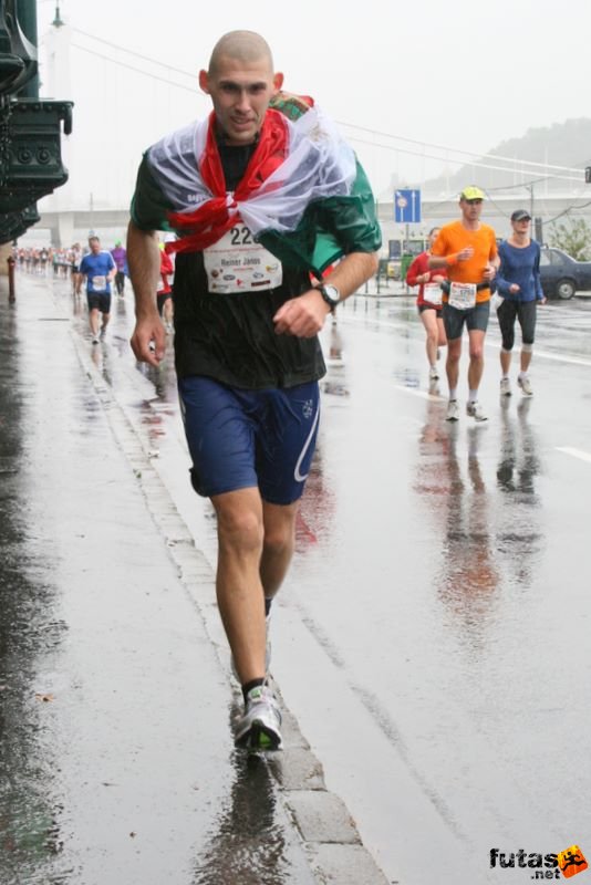 Budapest Maraton futás esőben, Reiner János