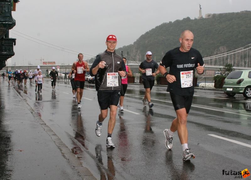 Budapest Maraton futás esőben, Jakab Gábor, Galcsó Tamás