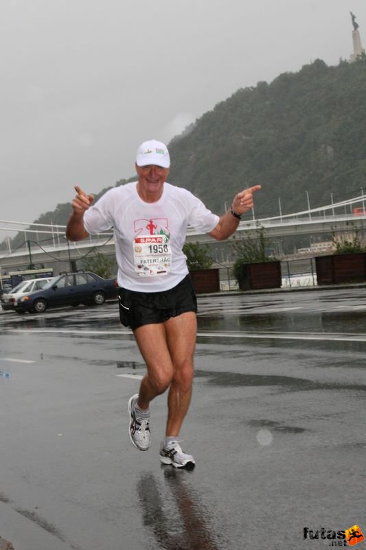 Budapest Maraton futás esőben, Koller László