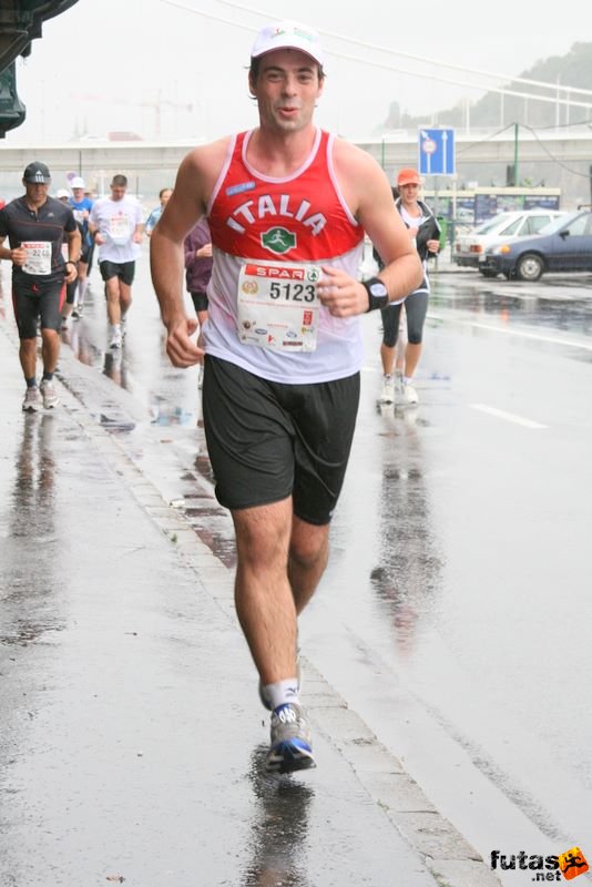 Budapest Maraton futás esőben, Leone Marco , ITA 	Roma