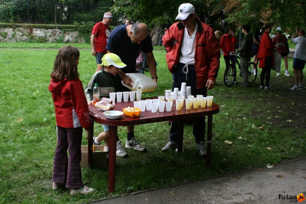Esztergom félmaraton futóverseny, frissítő állomás ratj 10 km és cél