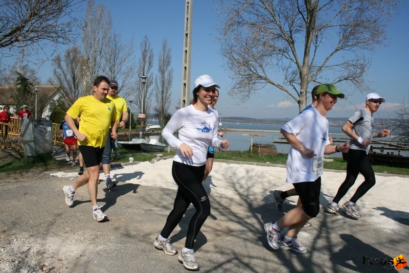 V. Tóparti Futóparti Agárd, Fruzsi és Tandi