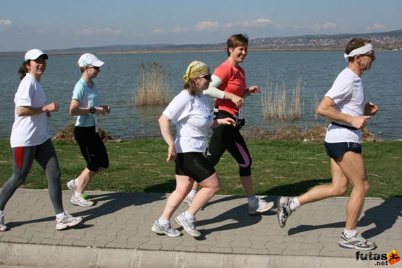 Tóparti Futóparti futó képek Velence Sukoró Pákozd, Icu, Juli, Nyuszi, Vinca és Steve a Velencei-tó futáson