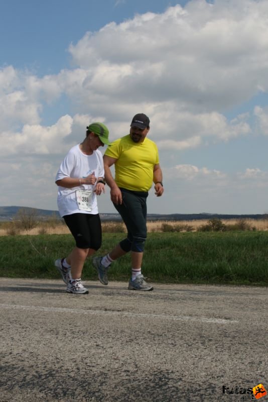 Tóparti Futóparti Agárd Velencei-tó futás egy kis kocogás , Tandi és Kókusz a GPS Garmin futóórát ellenőrzik táv, út sebesség