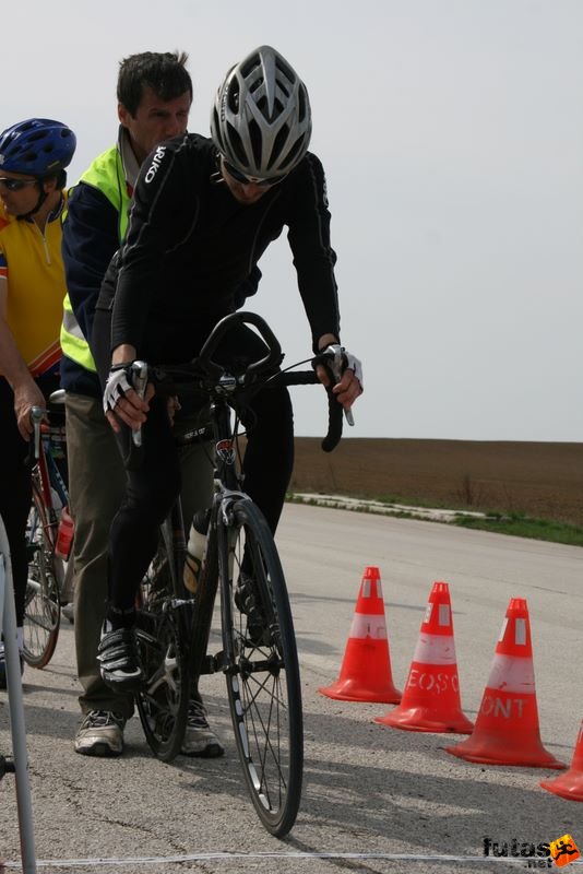 Tatabányai Kerékpár és Triatlon Klub kerékpárversenye: Stop Cukrászda Időfutam Tatabánya, KTM STRADA 3000 országúti kerékpár