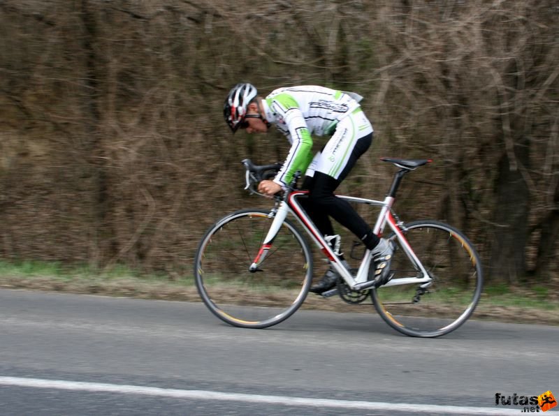 Tatabányai Kerékpár és Triatlon Klub kerékpárversenye: Stop Cukrászda Időfutam Tatabánya, emelkedőn