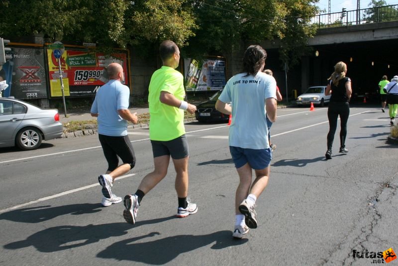 Nike Félmaraton budapesti futóverseny célja a Városligetben, Live to win!