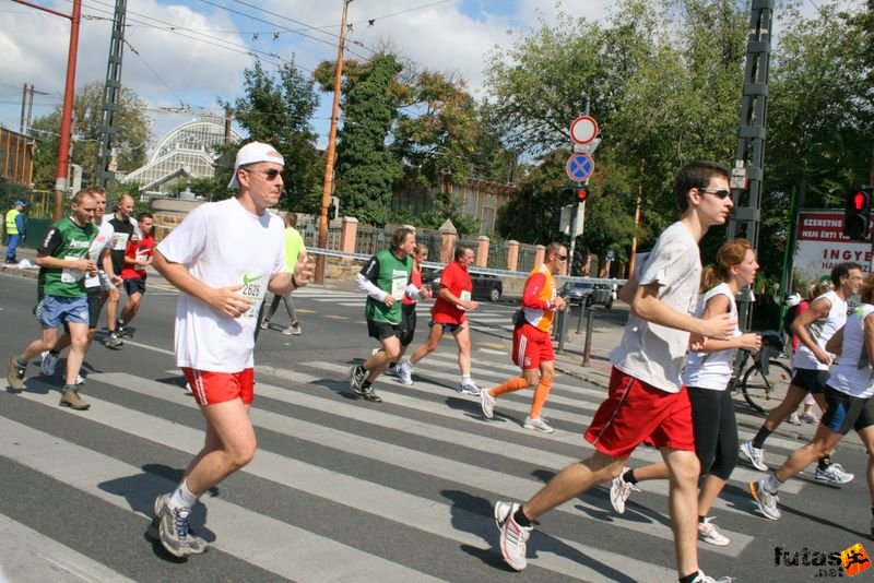Nike Félmaraton budapesti futóverseny célja a Városligetben, Budapest Állatkerti út kereszteződés