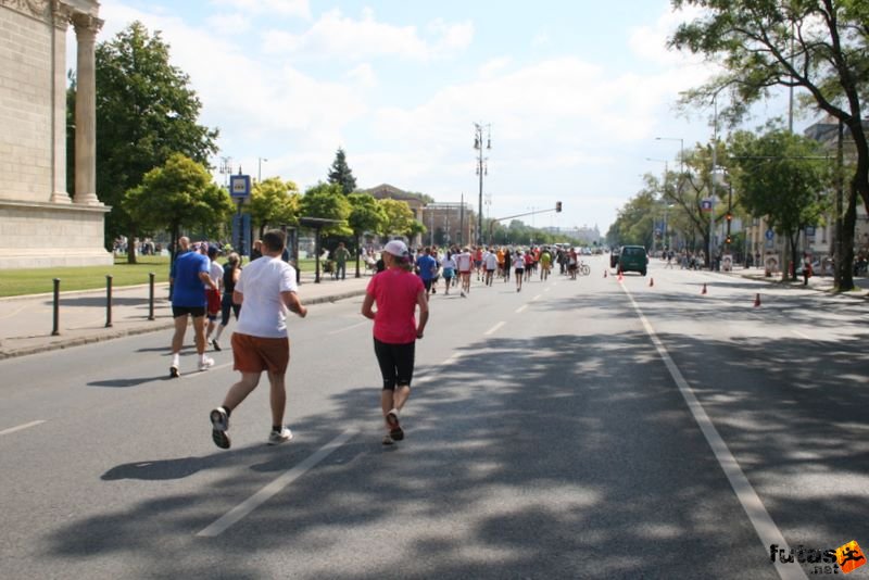 Nike Félmaraton budapesti futóverseny célja a Városligetben, futás a Szépművészeti Múzeum mellett