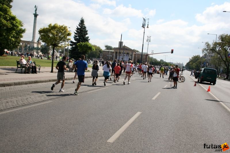 Nike Félmaraton budapesti futóverseny célja a Városligetben, Hősök tere következik