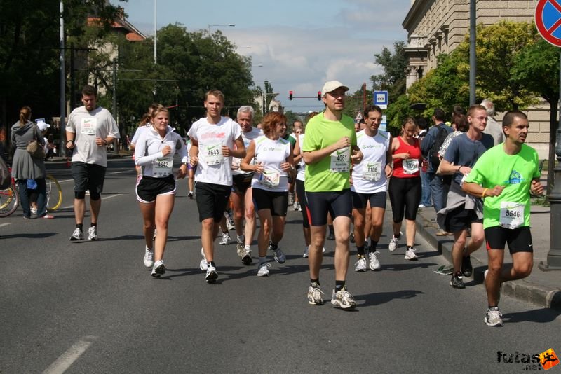 Nike Félmaraton budapesti futóverseny célja a Városligetben, félmaratoni futók