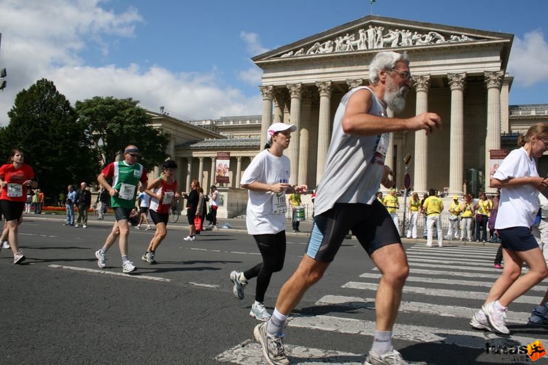 Nike Félmaraton budapesti futóverseny célja a Városligetben, Csirke József félmaratoni futó a Szépművészeti Múzeum előtt