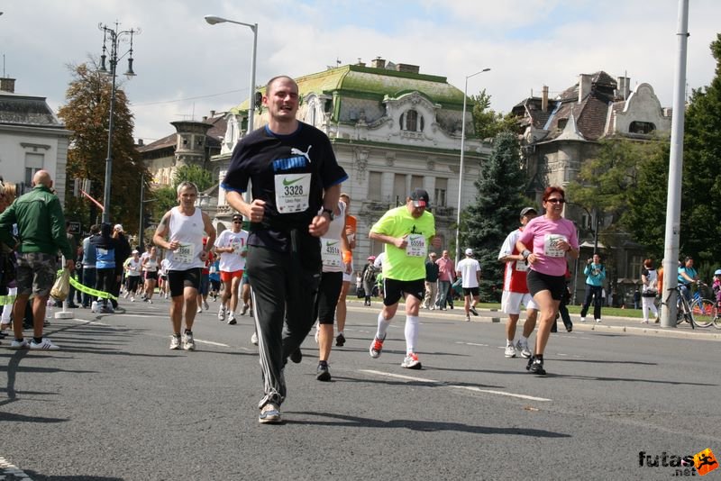 Nike Félmaraton budapesti futóverseny célja a Városligetben, Láncz Péter