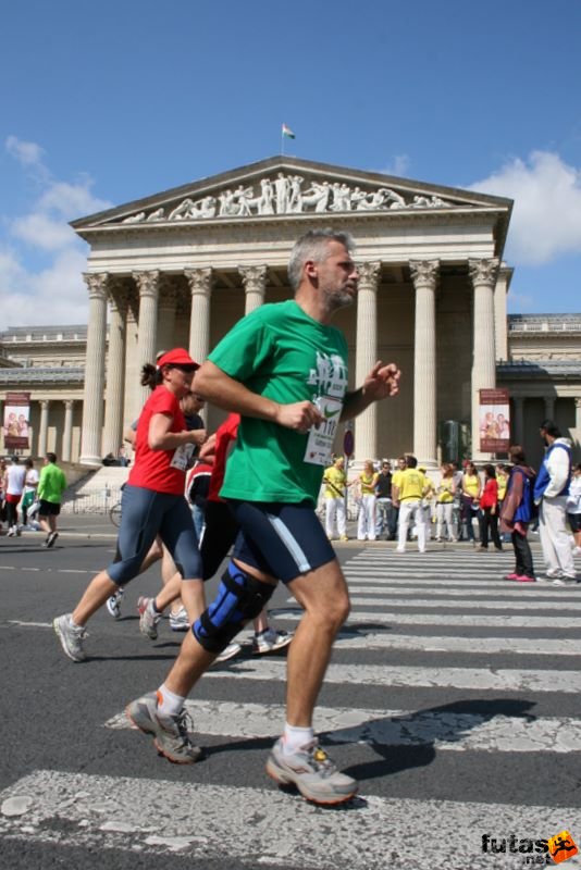 Nike Félmaraton budapesti futóverseny célja a Városligetben, Gottner Szilárd, Futószerviz, zenészek a Szépművészeti Múzeum előtt