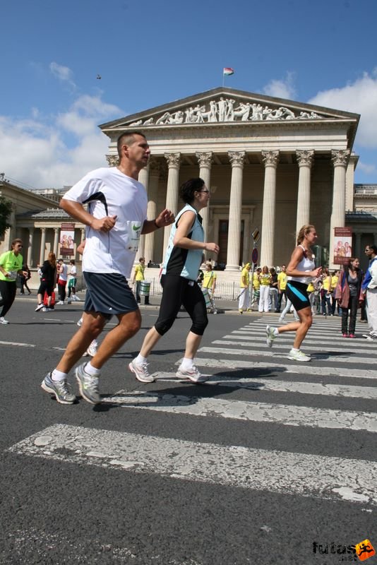 Nike Félmaraton budapesti futóverseny célja a Városligetben, Szépművészeti Múzeum