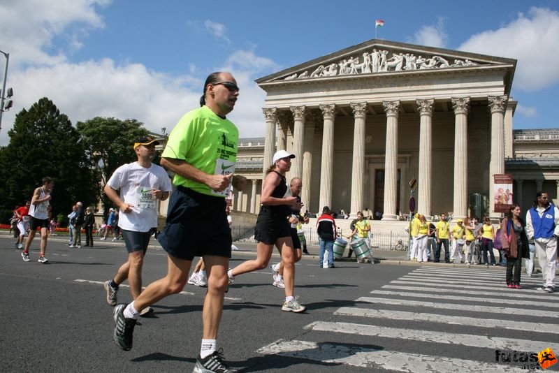Nike Félmaraton budapesti futóverseny célja a Városligetben, Szépművészeti Múzeum Budapest