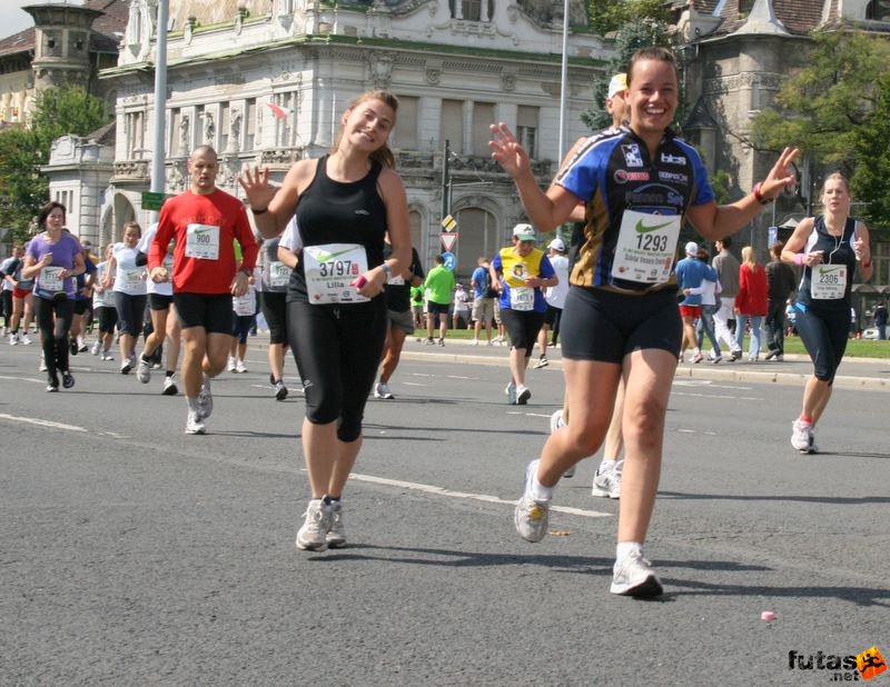 Nike Félmaraton budapesti futóverseny célja a Városligetben, futók: Limbek Lilla, Szántai Vecsera Orsolya