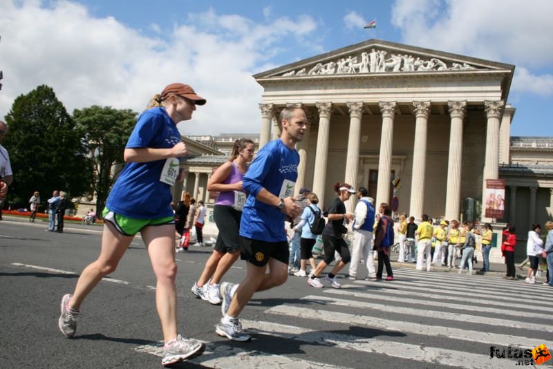 Nike Félmaraton budapesti futóverseny célja a Városligetben, futók a Szépművészeti Múzeum előtt
