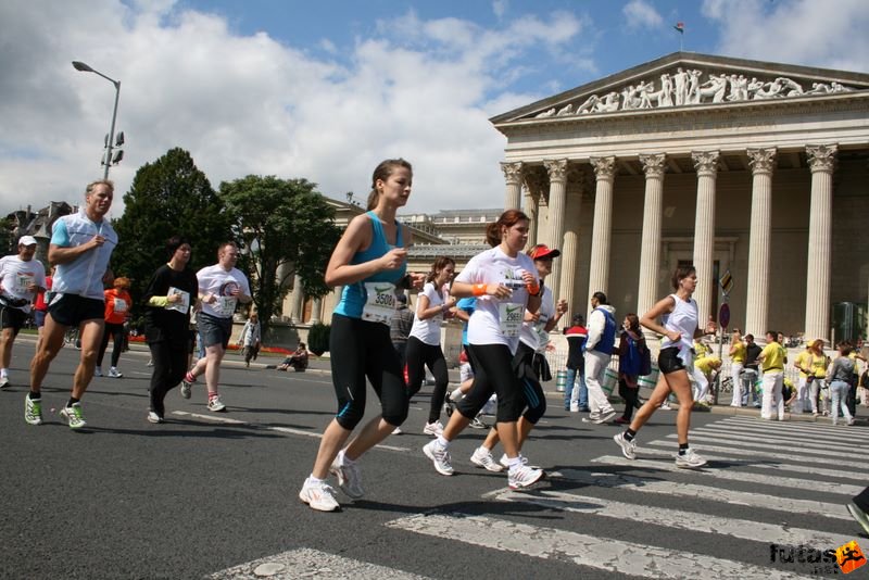 Nike Félmaraton budapesti futóverseny célja a Városligetben, félmaraton Budapest Hősök tere, Szépművészeti Múzeum