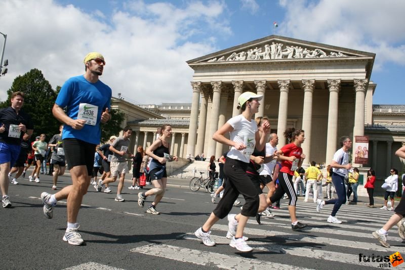 Nike Félmaraton budapesti futóverseny célja a Városligetben, Szépművészeti Múzeum és félmaraton futás