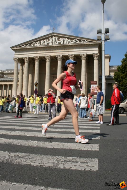 Nike Félmaraton budapesti futóverseny célja a Városligetben, Half Marathon runner: Gaspard Lee Anne, Budapest Szépművészeti Múzeum