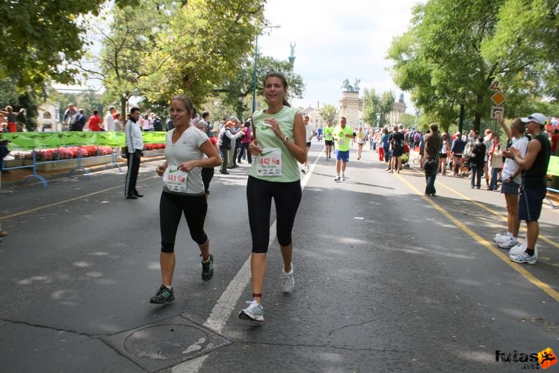 Nike Félmaraton budapesti futóverseny célja a Városligetben, Lajos Judit, Láposi Mária
