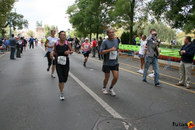 Nike Félmaraton budapesti futóverseny célja a Városligetben, Albicz Ernő