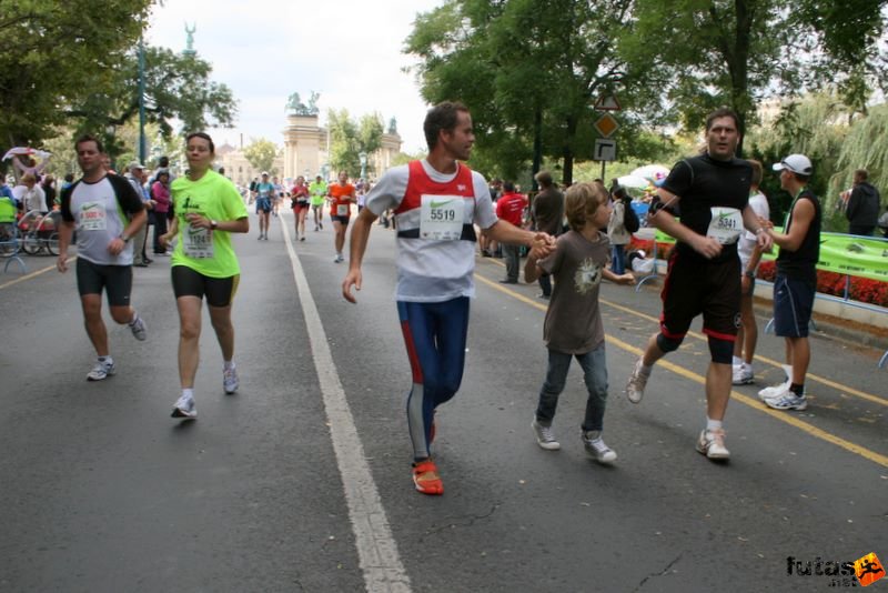 Nike Félmaraton budapesti futóverseny célja a Városligetben, egyedi futócipő