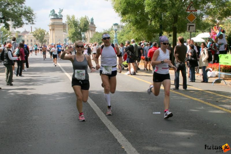 Nike Félmaraton budapesti futóverseny célja a Városligetben, Séra Katalin első félmaratonja, a büszke apa: Séra István és a másik futó lánya Séra Júlia