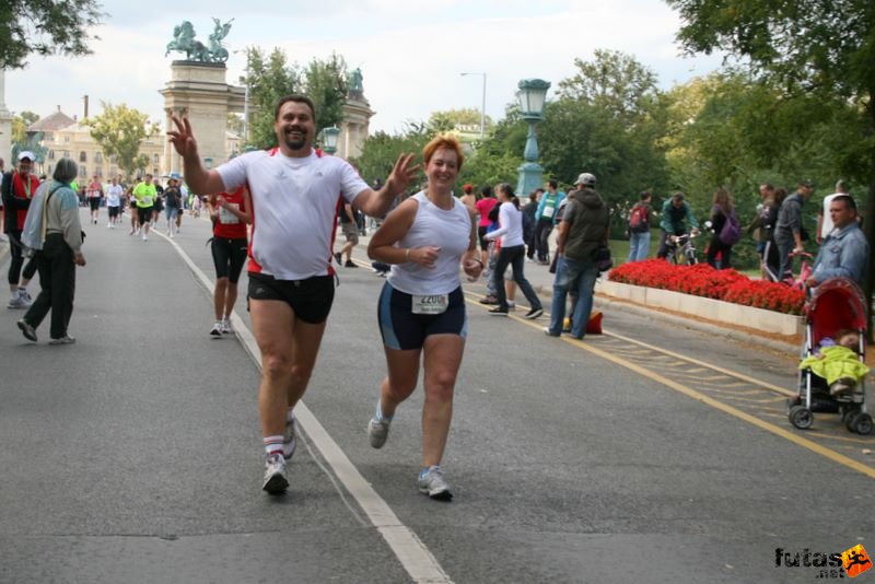 Nike Félmaraton budapesti futóverseny célja a Városligetben, Kókusz és Tandi befutó