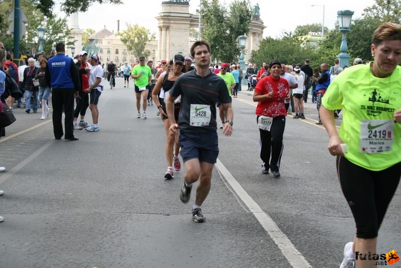 Nike Félmaraton budapesti futóverseny célja a Városligetben, félmaratoni futók