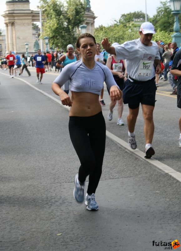 Nike Félmaraton budapesti futóverseny célja a Városligetben, félmaratoni célegyenesben