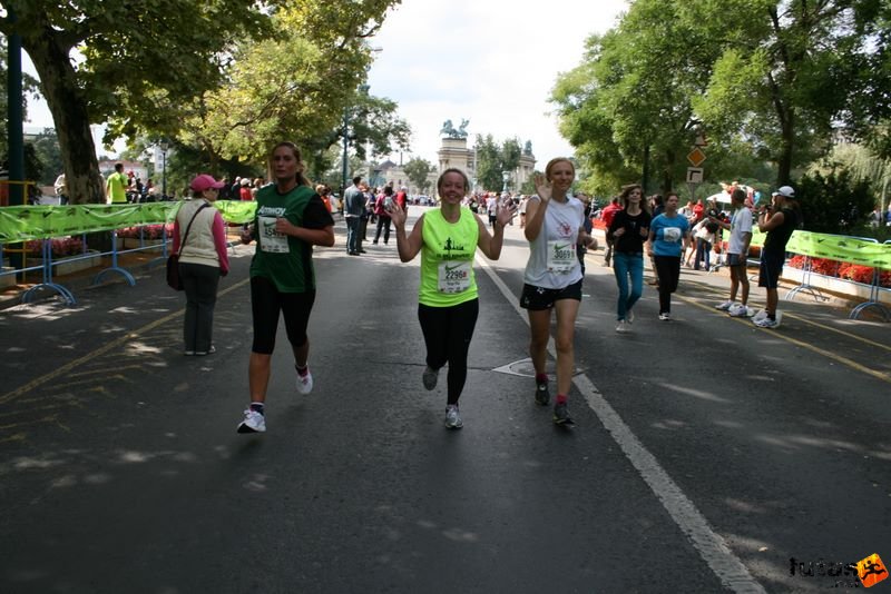 Nike Félmaraton budapesti futóverseny célja a Városligetben, Varga Rita, Farkas Gyöngyi